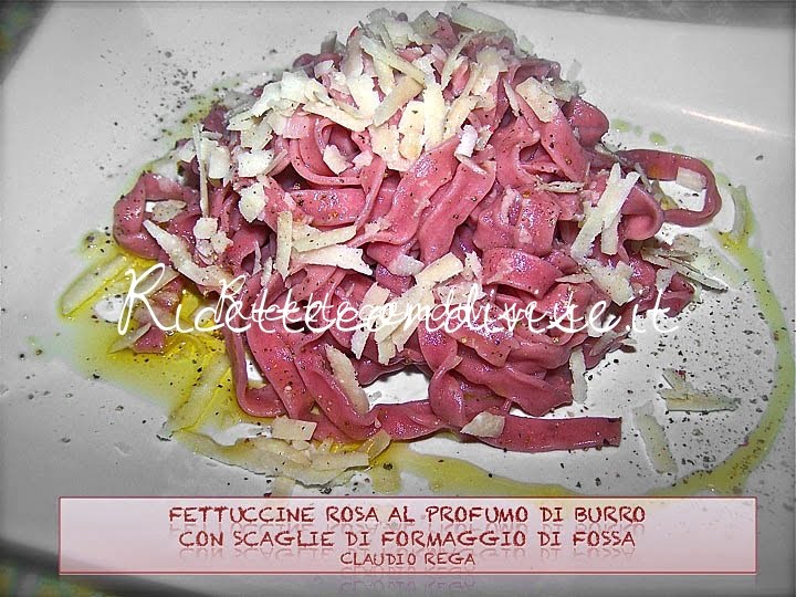 Fettuccine rosa al sapore di burro con scaglie di formaggio di fossa di Claudio Rega