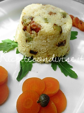 Primo piano Monoporzioni di cous cous con pancetta e melanzane a cubetti di Susi