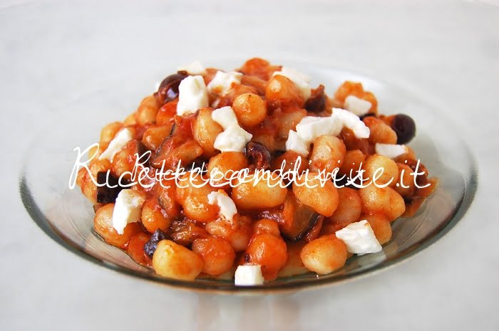 Primo piano gnocchetti con melanzane olive pomodoro e mozzarella di Giovanna