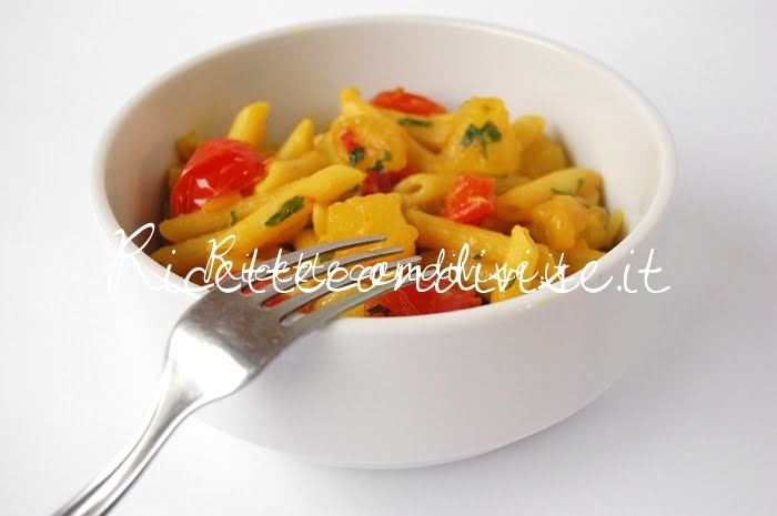 Primo piano pennette con zucca cinese curcuma e pomodorini di Dany Ideericette