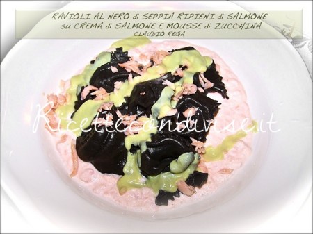 Ravioli neri al nero di seppia ripieni di salmone su crema di salmone e mousse di zucchine di Claudio Rega