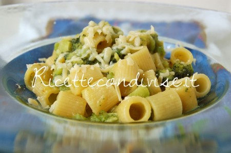 Particolare Mezzi Rigatoni con broccoli crema di zucca cinese allo zafferano e scaglie di Cheddar di Dany Ideericette