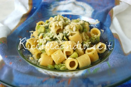 Primo Piano Mezzi Rigatoni con broccoli crema di zucca cinese allo zafferano e scaglie di Cheddar di Dany Ideericette