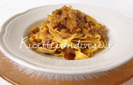 Primo piano tagliatelle porri e funghi porcini di Giovanna