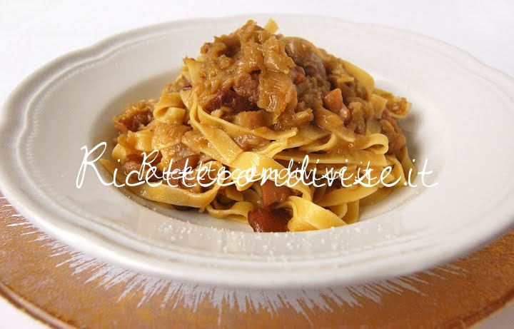 Primo piano tagliatelle porri e funghi porcini di Giovanna
