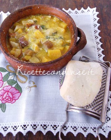 Primo piano zuppa di polenta con funghi e ricotta salata di Dany Ideericette