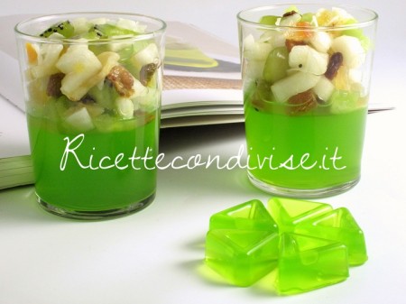 Particolare gelatina di midori con macedonia