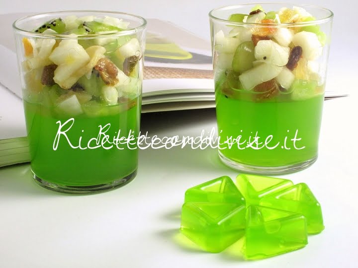 Particolare gelatina di midori con macedonia