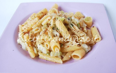 Primo piano pasta e cavolfiore con Shichimi Togarashi