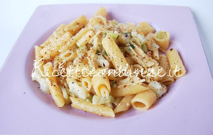 Primo piano pasta e cavolfiore con Shichimi Togarashi