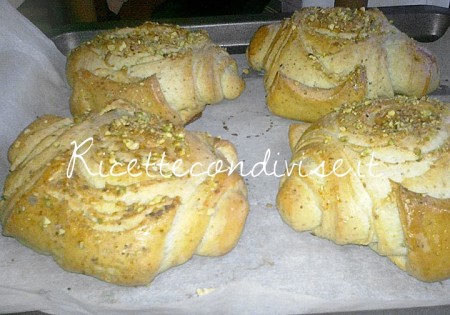 Panini sfogliati al pistacchio di Roberta Vivenzi Panini sfogliati al pistacchio di Roberta Vivenzi