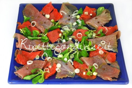 Primo piano antipasto di tonno e salmone affumicati e marinati di Dany Ideericette