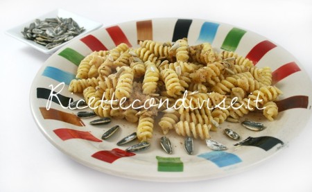 Primo piano fusilli con salsa di noci e semi di girasole tostati di Dany Ideericette