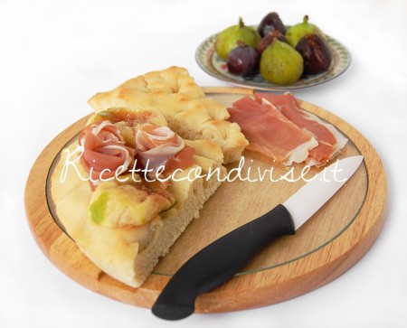 Primo piano Schiacciata o focaccia con fichi e prosciutto di Giovanna