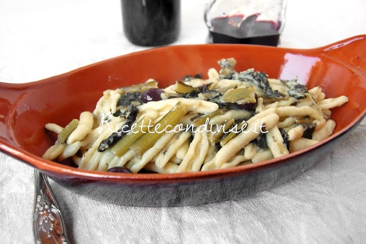 Particolare Cavatelli pugliesi con cicoria olive e pane pasta di carciofi siciliani Agromonte