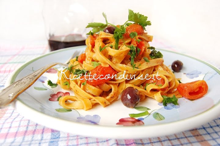 Particolare Tagliatelle con olive pomodorini e ultrasalsa al cubo3 peperoncino capperi e pomodorini di Dany Ideericette