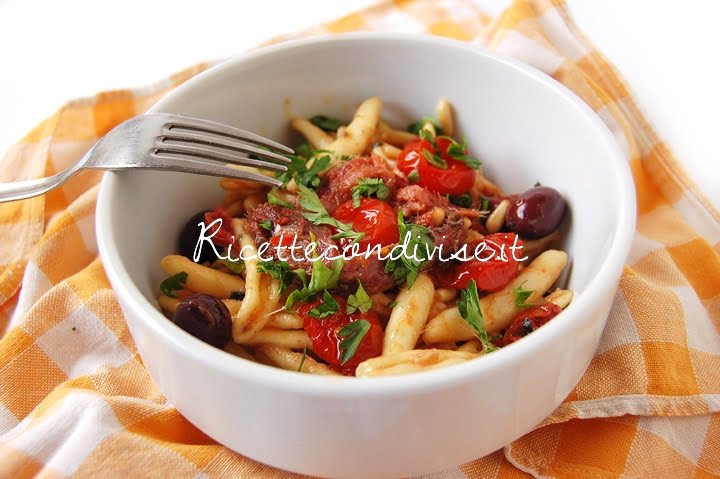 Particolare cavatelli con pinoli alici olive nere e ciliegini semisecchi Agromonte di Dany Ideericette