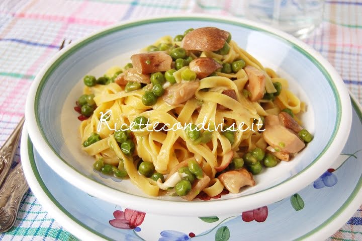 Primo piano tagliatelle con piselli funghi porcini e tuma dla paja Occelli di Dany Ideericette