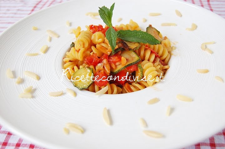 Primo piano Fusilli con zucchine pomodorini e mandorle di Dany Ideericette