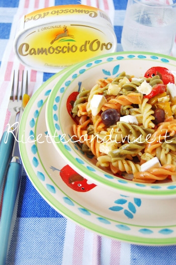 Fusilli freddi tricolore con peperoni, pesto, olive e camoscio d'oro di Dany - Ideericette