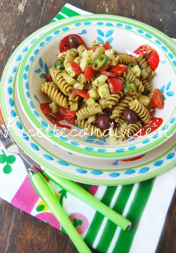 Fusilli integrali con pesto di basilico, pomodorini, caciocavallo e olive di Dany - Ideericette