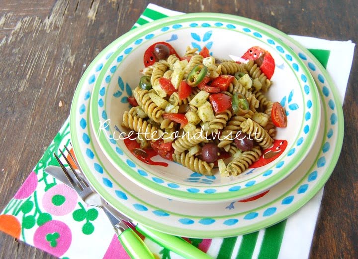 Particolare Fusilli integrali con pesto di basilico pomodorini caciocavallo e olive di Dany Ideericette