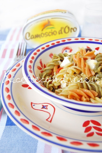 Primo piano Fusilli freddi tricolore con peperoni, pesto, olive e camoscio d'oro di Dany - Ideericette