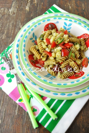 Primo piano Fusilli integrali con pesto di basilico, pomodorini, caciocavallo e olive di Dany - Ideericette