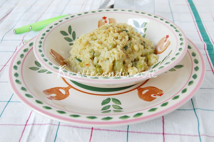 Primo piano risotto con piselli zucchine e fior di zucca di Giovanna
