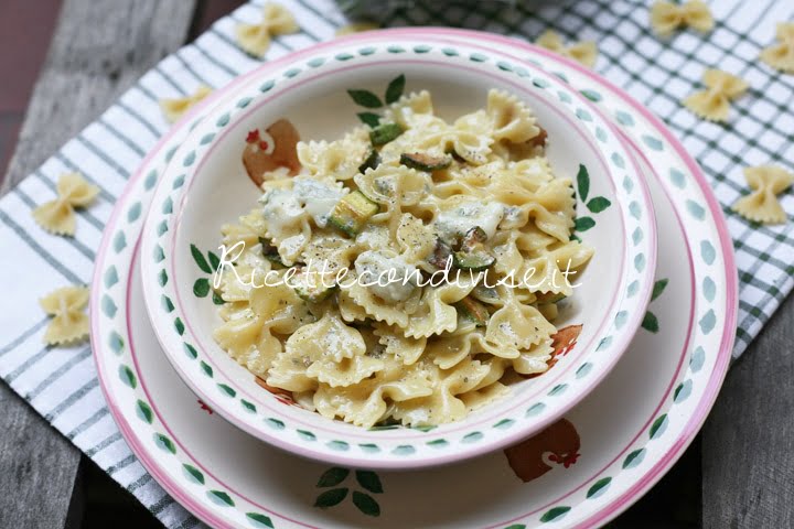 Particolare Farfalle con zucchine e verzin di vacca