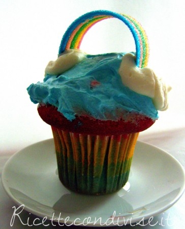 cupcake vaniglia con arcobaleno