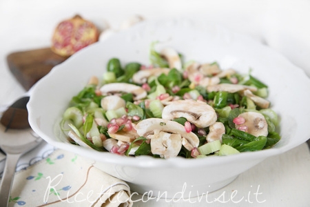 insalata autunnale di valeriana, funghi champignon, sedano e melagrana