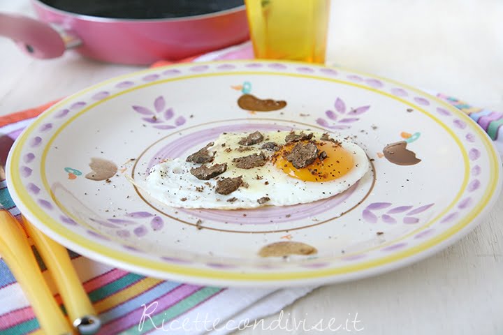 Primo piano uovo al tegamino con Toma Monte Regale Occelli e tartufo di Dany Ideericette