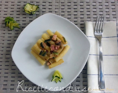 ricetta tortiglioni con zucchine e pancetta