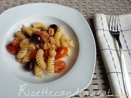 ricetta pasta con tonno pomodorini e olive