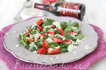 ricetta insalata con casutin occelli, valeriana, fragole e aceto balsamico