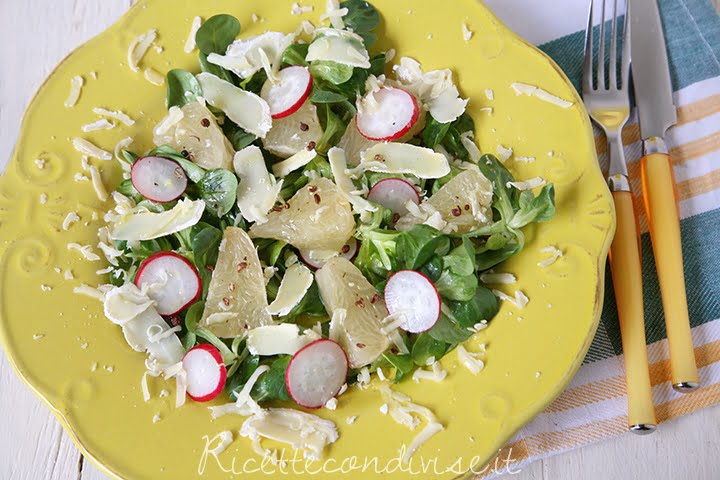 Ricetta Insalata con Casutin Occelli, valeriana, ravanelli, pomelo e pepe di Sichuan