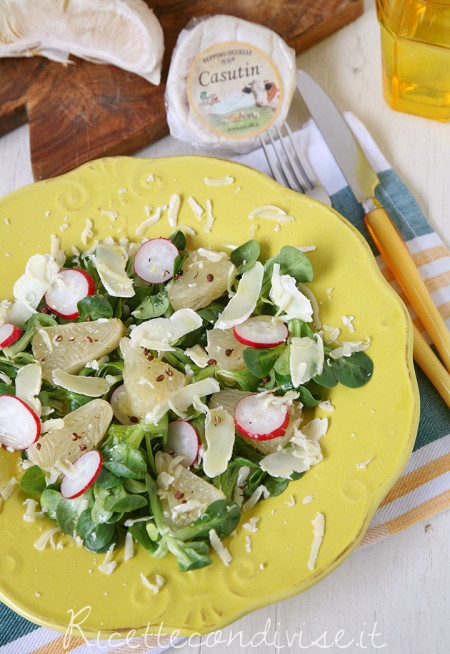 Insalata con Casutin, valeriana, ravanelli, pomelo e pepe di Sichuan