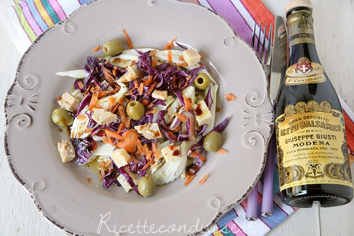 Ricetta Insalata mista con finocchi, cavolo cappuccio viola, carote, formaggio Occelli in foglie di castagno e aceto balsamico