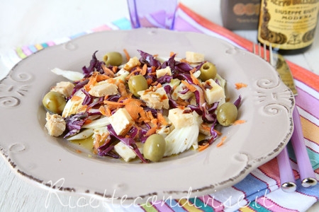 Insalata mista con finocchi, cavolo cappuccio viola, carote e formaggio Occelli in foglie di castagno