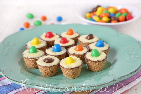 Particolare chocup con crema pasticcera e M&M's