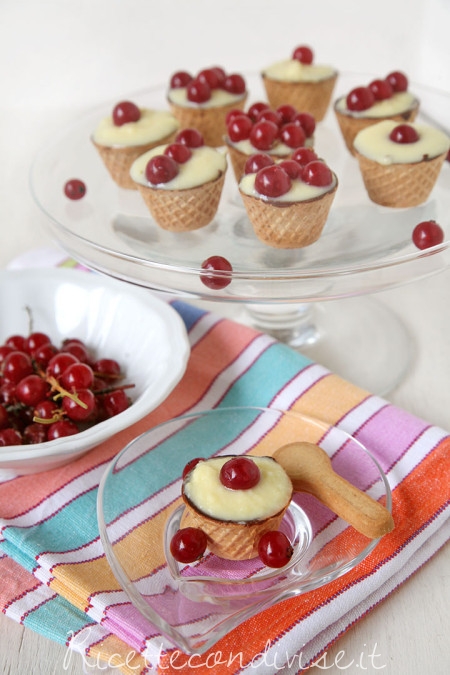 Particolare chocup con crema pasticcera e ribes