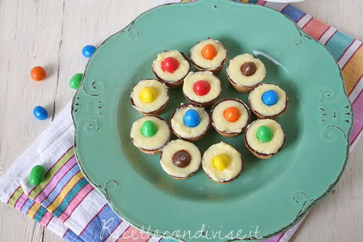 Primo piano chocup con crema pasticcera e MMs