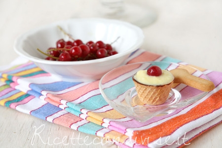 Primo piano chocup con crema pasticcera e ribes