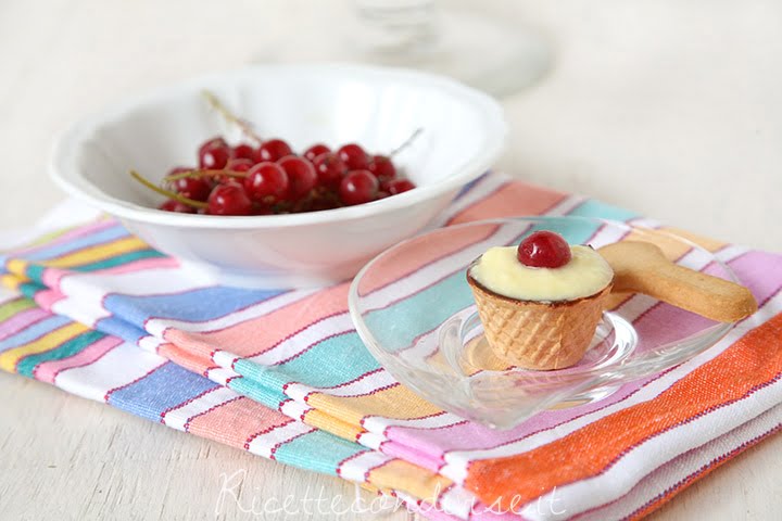 Primo piano chocup con crema pasticcera e ribes