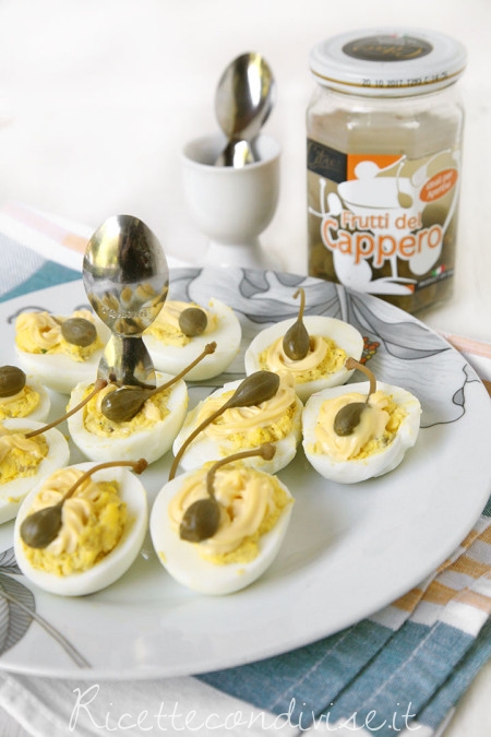 Uova ripiene con crema di maionese e capperi