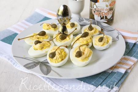 Uova sode ripiene con crema di maionese e capperi