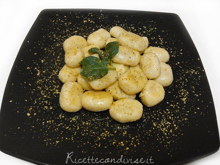 Gnocchi ripieni ai pistacchi conditi con burro e salvia di Roberta Vivenzi