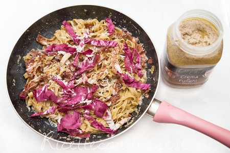 Fettuccine al radicchio con crema di funghi Citres e radicchio