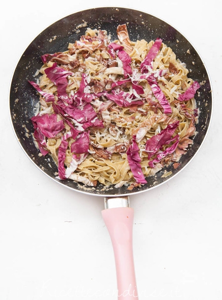 Fettuccine al radicchio con crema di funghi e radicchio